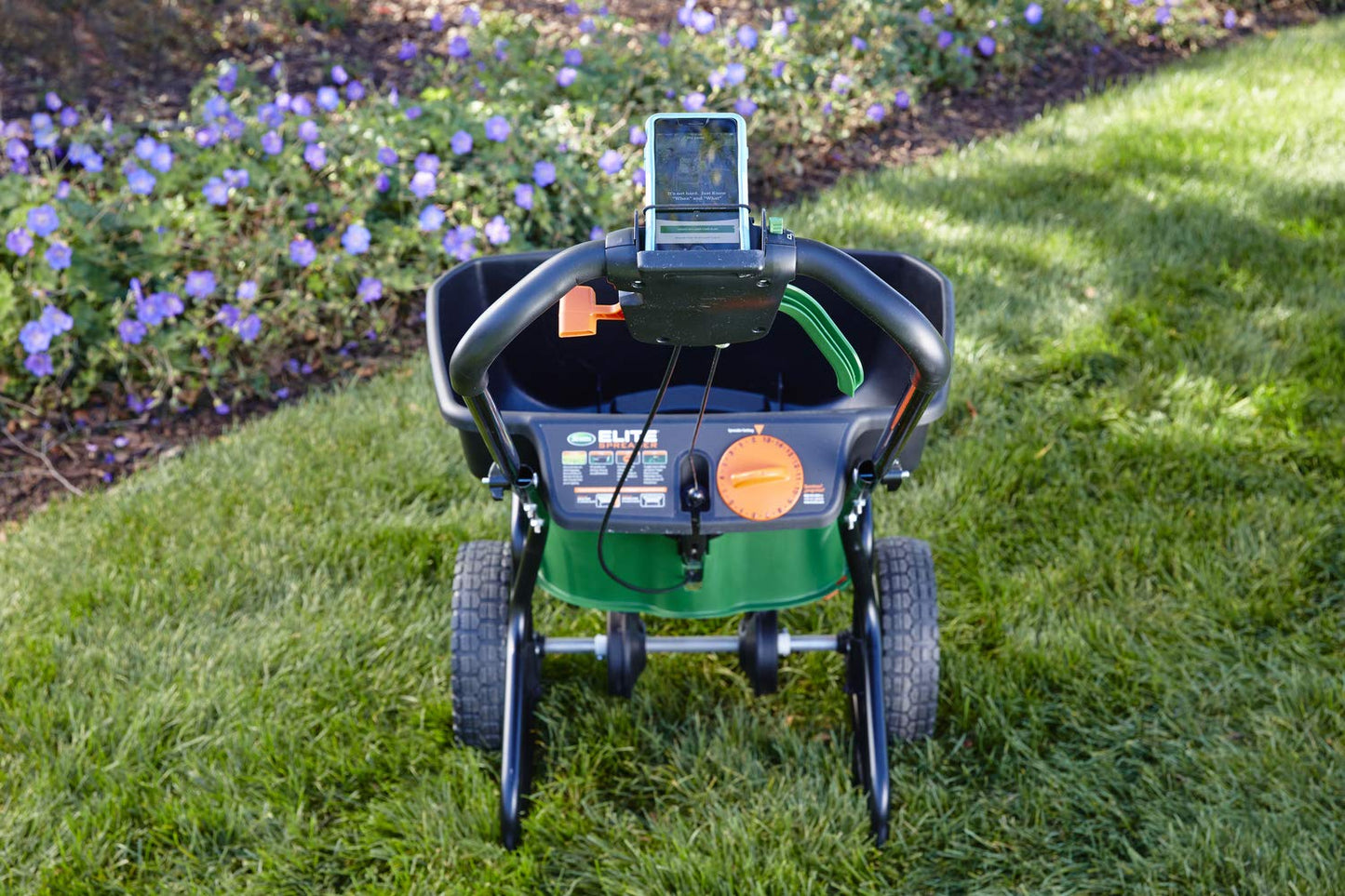 Scotts Turf Builder EdgeGuard DLX Broadcast Spreader for Seed, Fertilizer, Salt, Ice Melt, Holds up to 15,000 sq.ft. Product