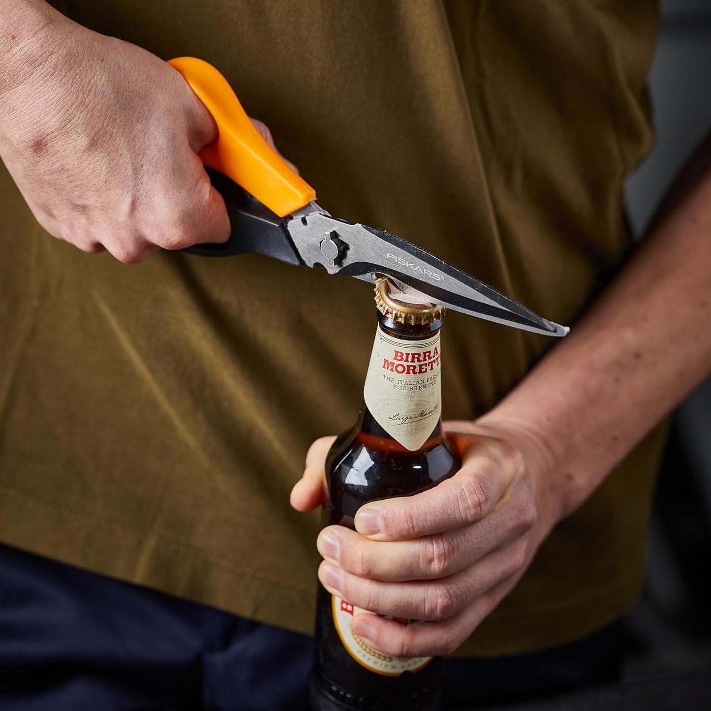 Fiskars Pruning Shears for Gardening, Multipurpose 8" Garden Shears with Sheath and SoftGrip Handle, Great for cutting Nursery Pots, Bags, and Wire