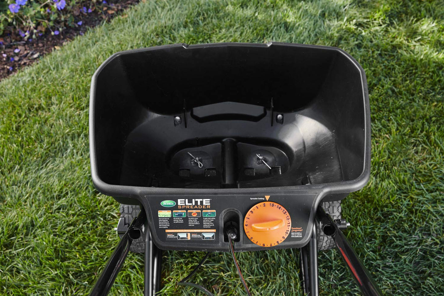 Scotts Turf Builder EdgeGuard DLX Broadcast Spreader for Seed, Fertilizer, Salt, Ice Melt, Holds up to 15,000 sq.ft. Product