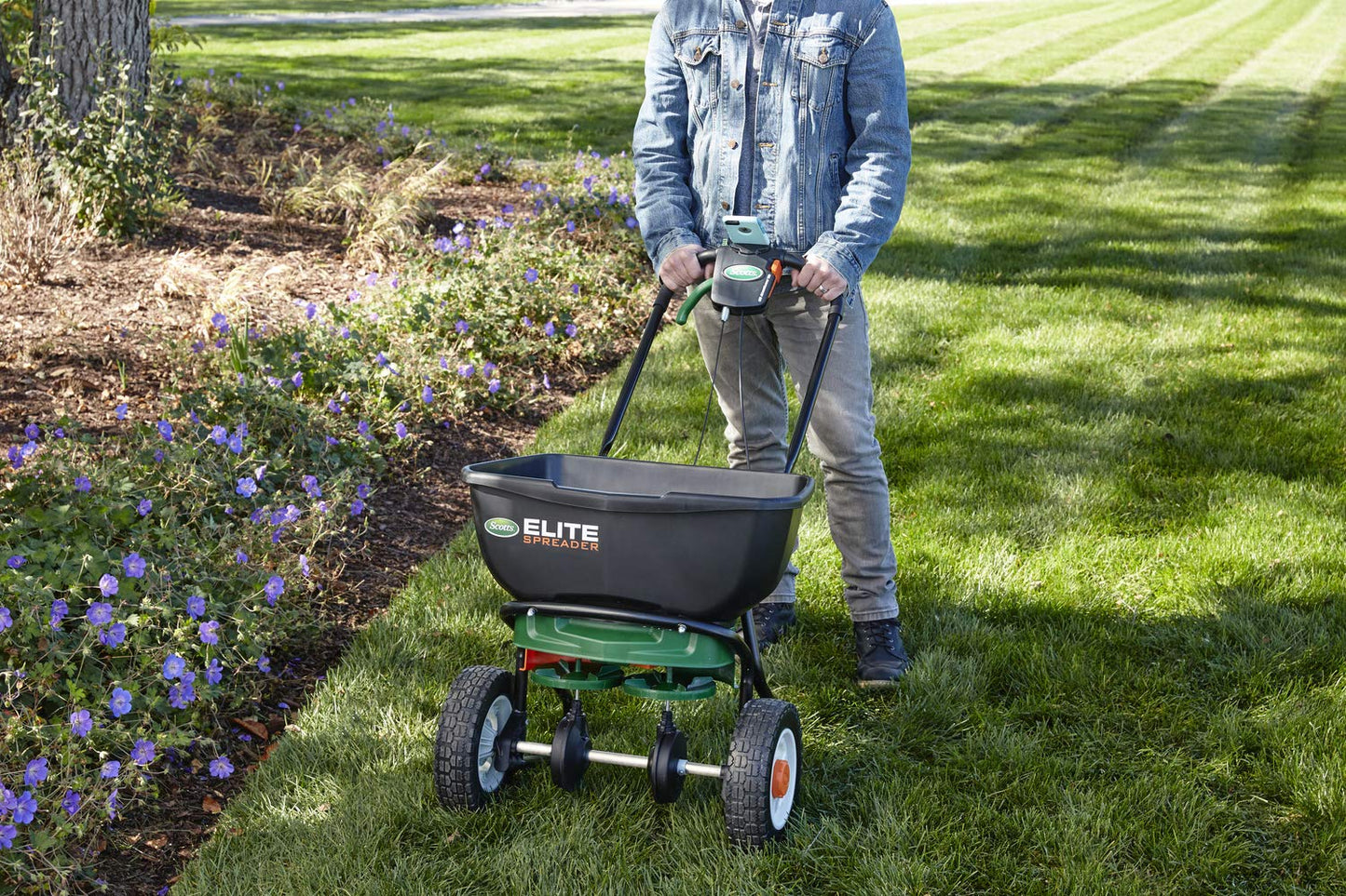 Scotts Turf Builder EdgeGuard DLX Broadcast Spreader for Seed, Fertilizer, Salt, Ice Melt, Holds up to 15,000 sq.ft. Product