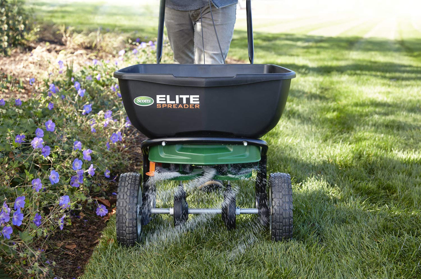 Scotts Turf Builder EdgeGuard DLX Broadcast Spreader for Seed, Fertilizer, Salt, Ice Melt, Holds up to 15,000 sq.ft. Product