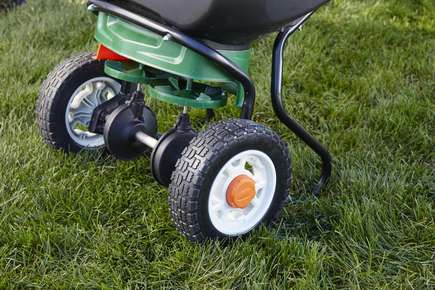 Scotts Turf Builder EdgeGuard DLX Broadcast Spreader for Seed, Fertilizer, Salt, Ice Melt, Holds up to 15,000 sq.ft. Product