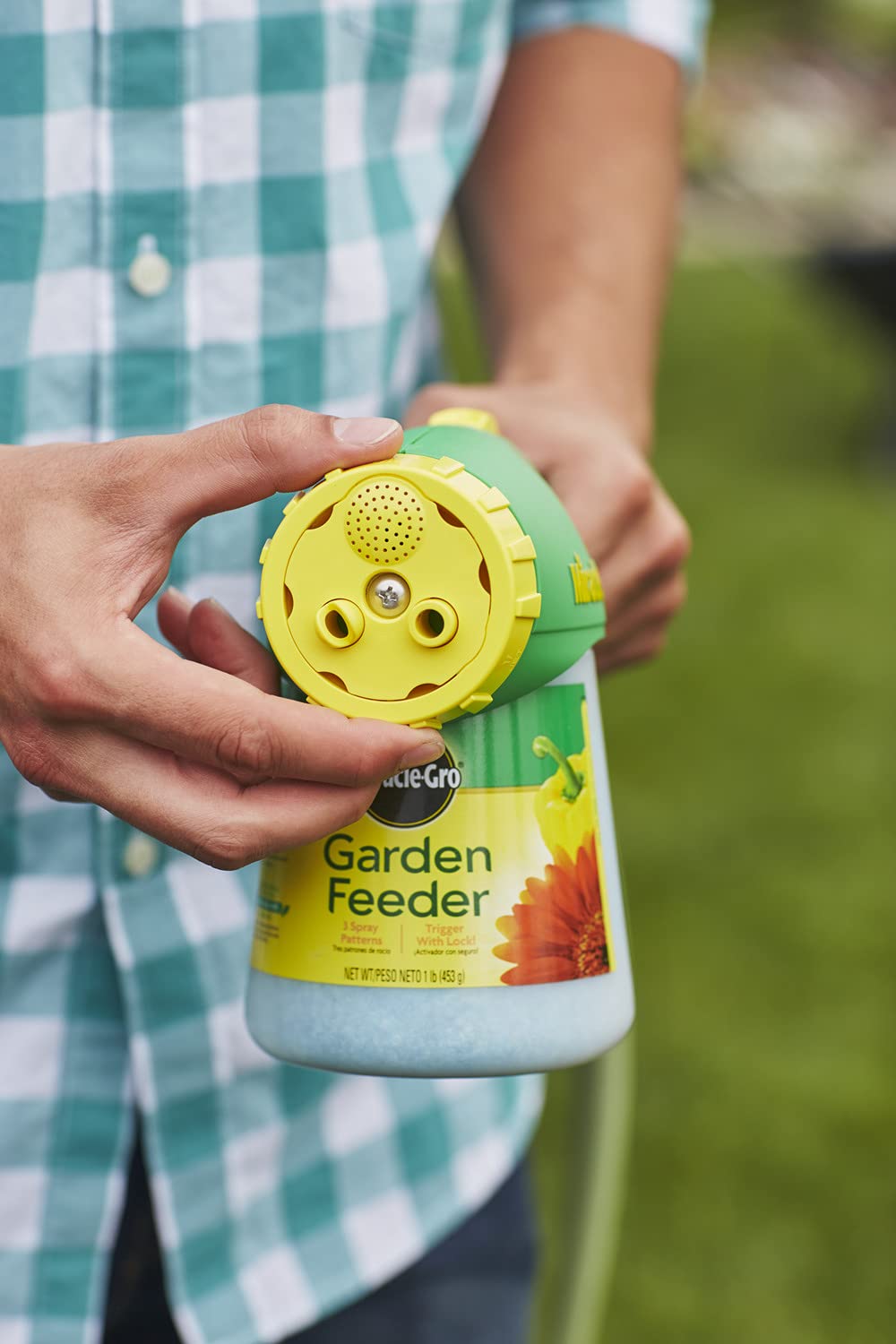 Miracle-Gro Garden Feeder with Water Soluble All Purpose Plant Food, Hose-end Feeder for Outdoor Plants, 1 lb.