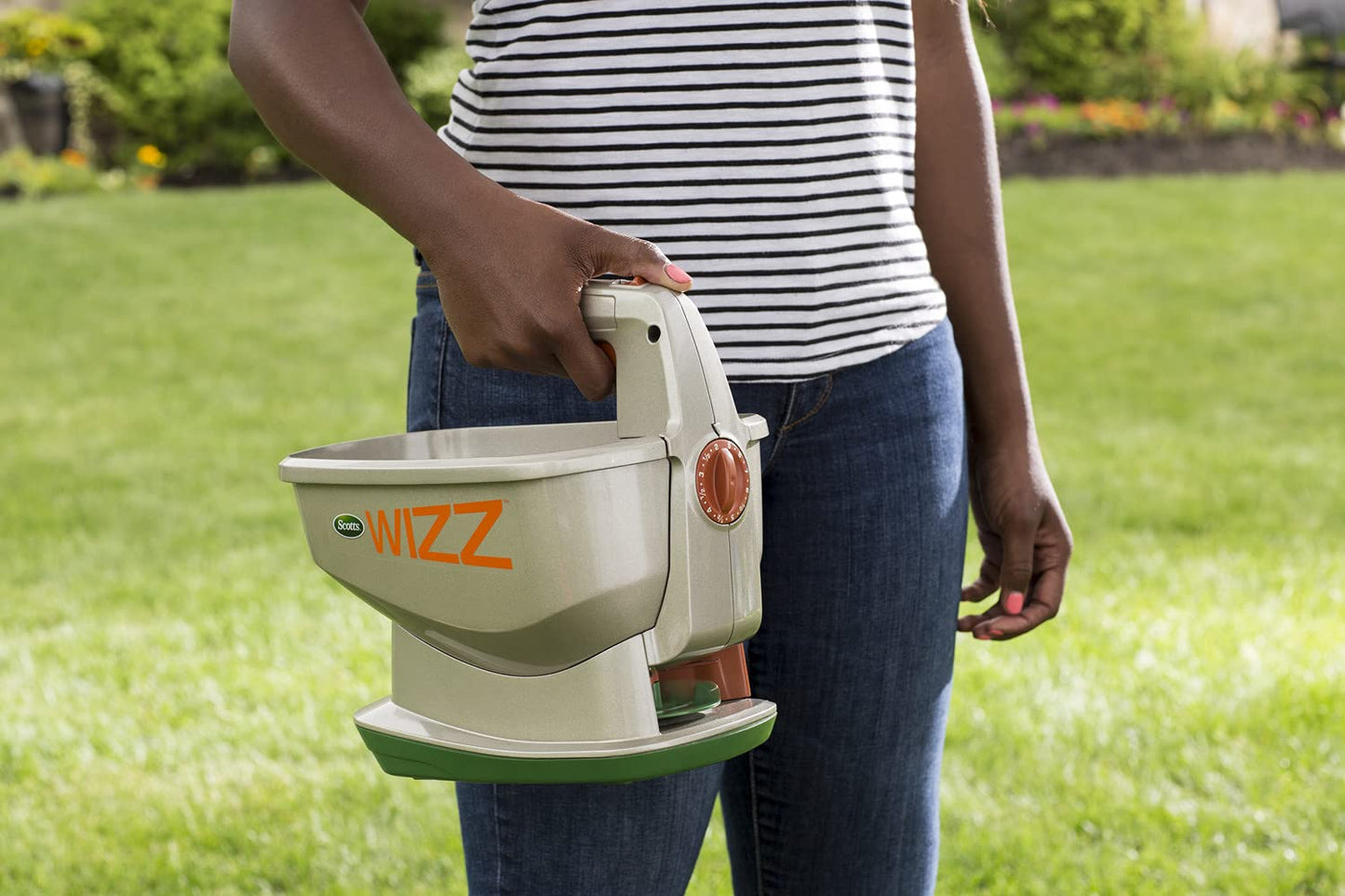 Scotts Wizz Spreader for Grass Seed, Weed and Feed, Fertilizer, Salt and Ice Melt, Handheld Spreader Holds up to 2,500 sq. ft. of Product