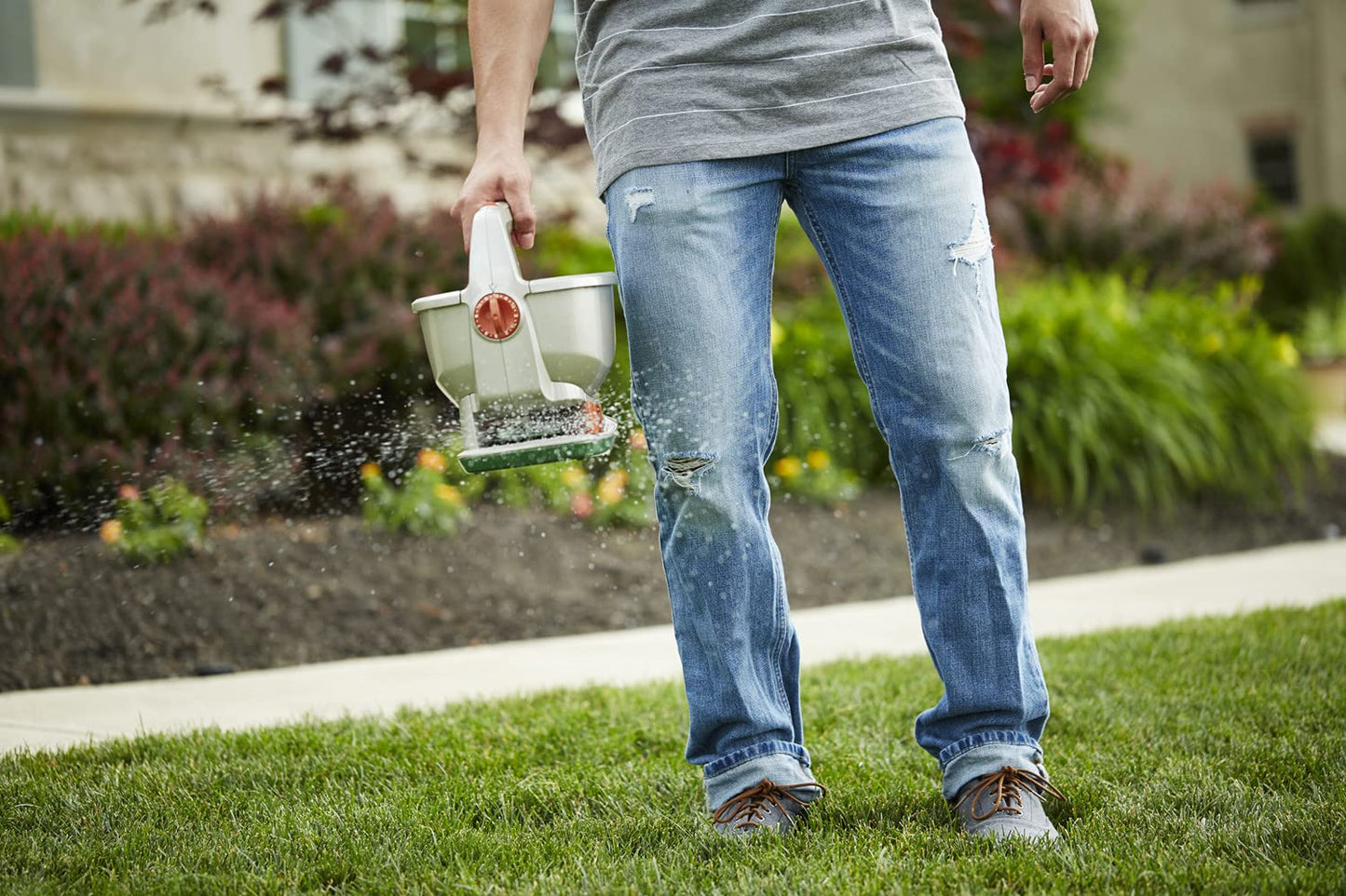 Scotts Wizz Spreader for Grass Seed, Weed and Feed, Fertilizer, Salt and Ice Melt, Handheld Spreader Holds up to 2,500 sq. ft. of Product
