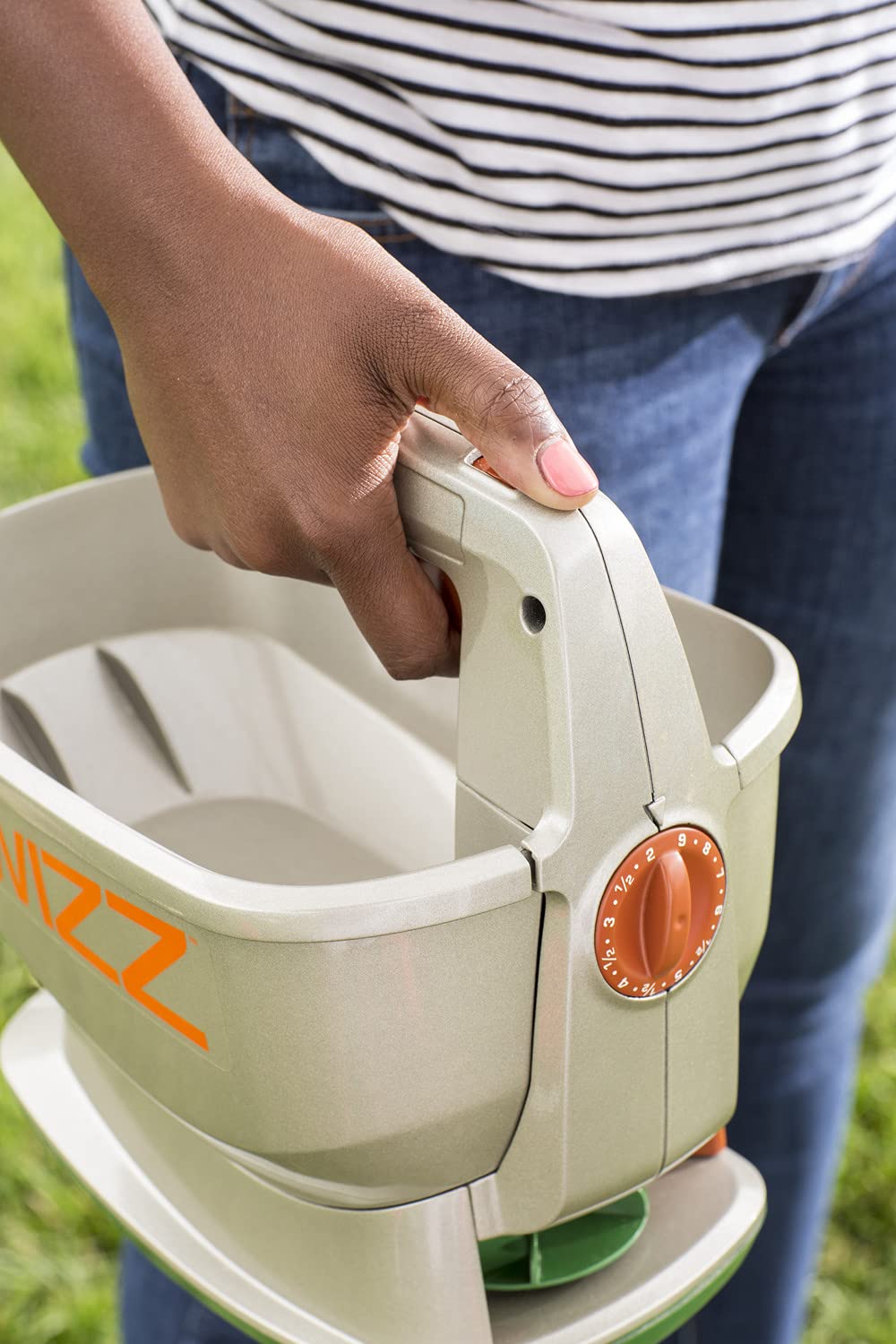 Scotts Wizz Spreader for Grass Seed, Weed and Feed, Fertilizer, Salt and Ice Melt, Handheld Spreader Holds up to 2,500 sq. ft. of Product