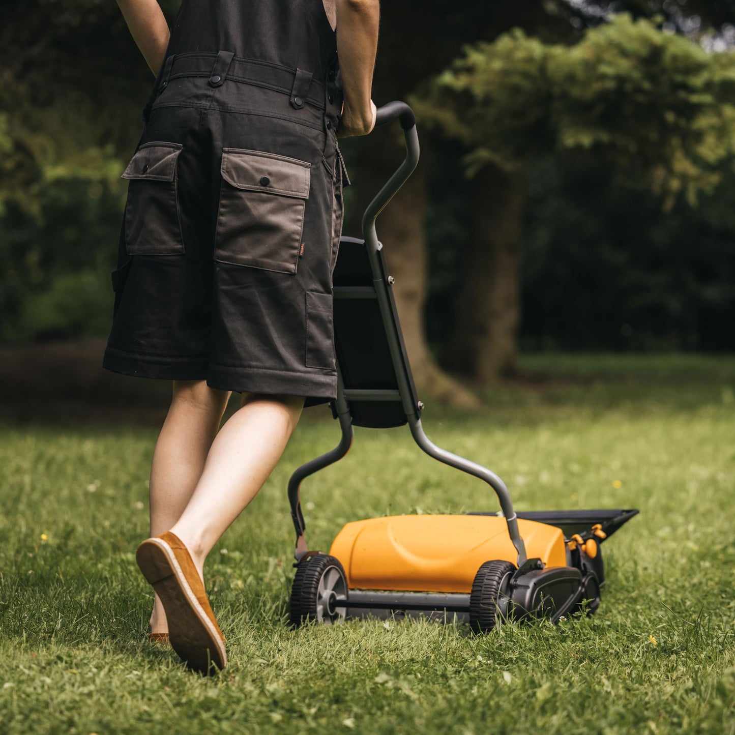 Fiskars Push Mower - 18" Cut Width Manual Reel Mower with No Motor - Grass Cutter with Steel Blades that Stay Sharp - Eco-Friendly Lawn Care