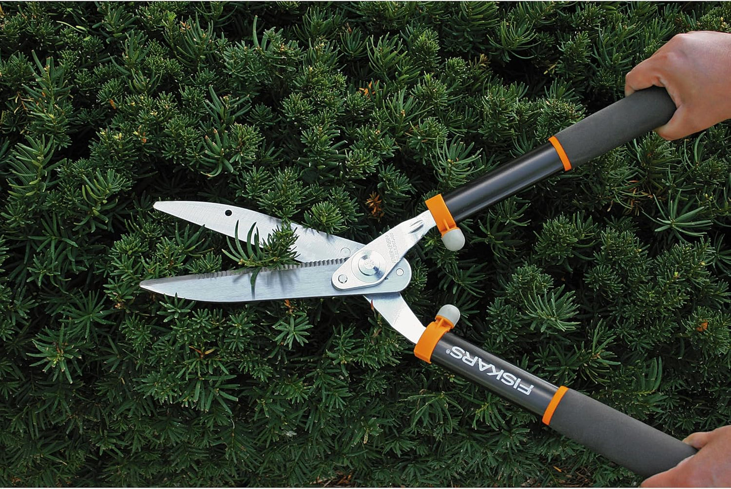 Fiskars Power-Lever Hedge Shears - 25"-33" Extendable Handle - Plant Cutting Scissors - Yard and Garden Tools - Orange/Black