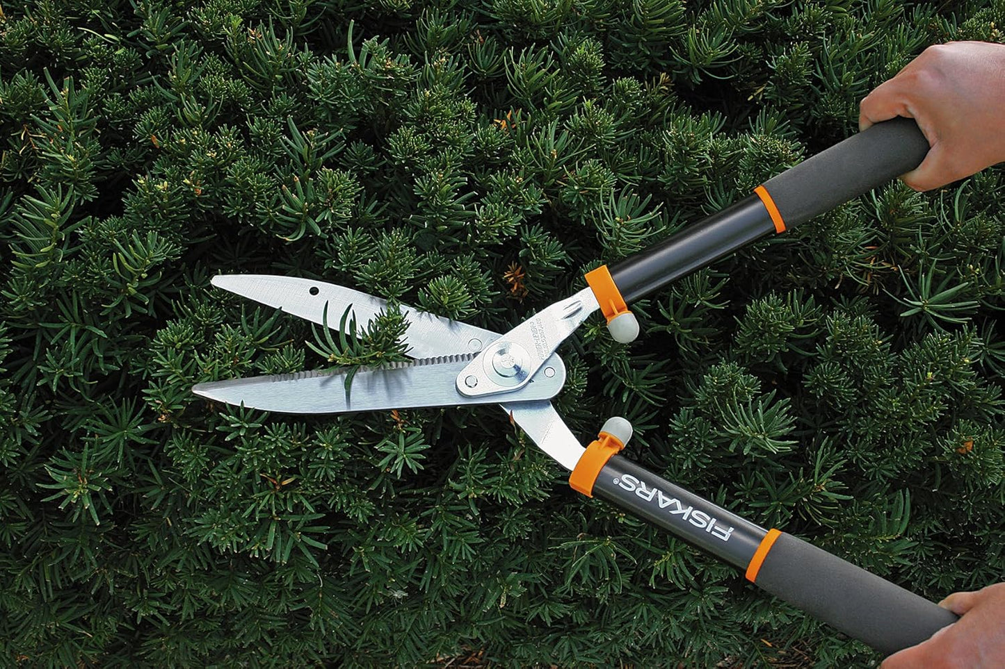 Fiskars Power-Lever Hedge Shears - 25"-33" Extendable Handle - Plant Cutting Scissors - Yard and Garden Tools - Orange/Black
